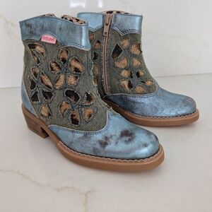 Roberto Cavalli Girls Leather Boots - new Without Tags. Size Euro 25 / 8-8.5